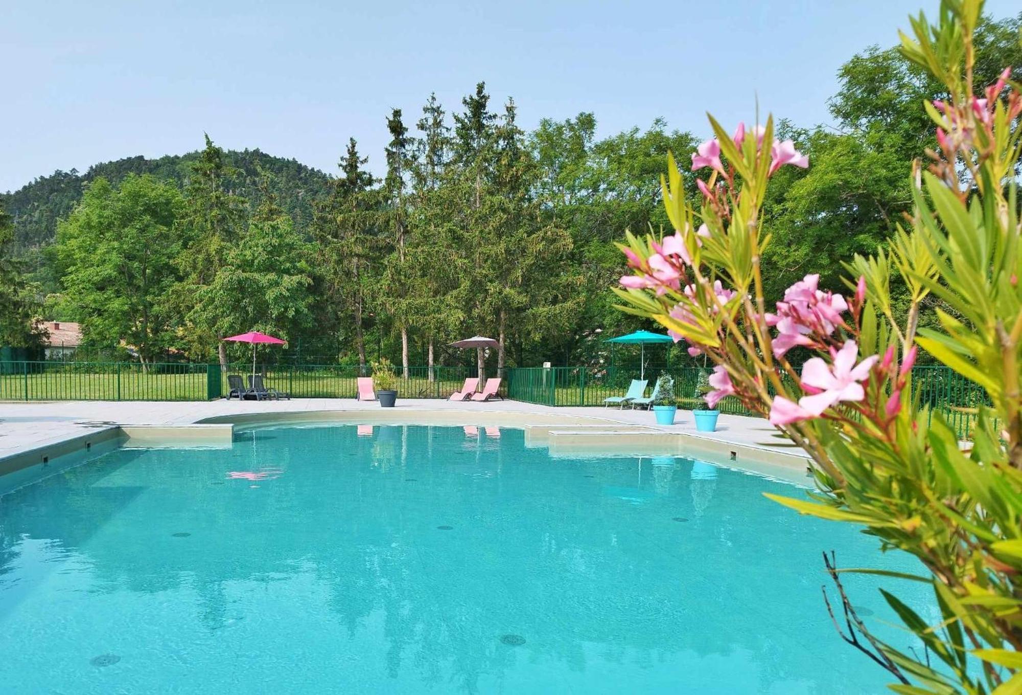 Hotel De Plein Air Le Chanset Ceyrat Bagian luar foto